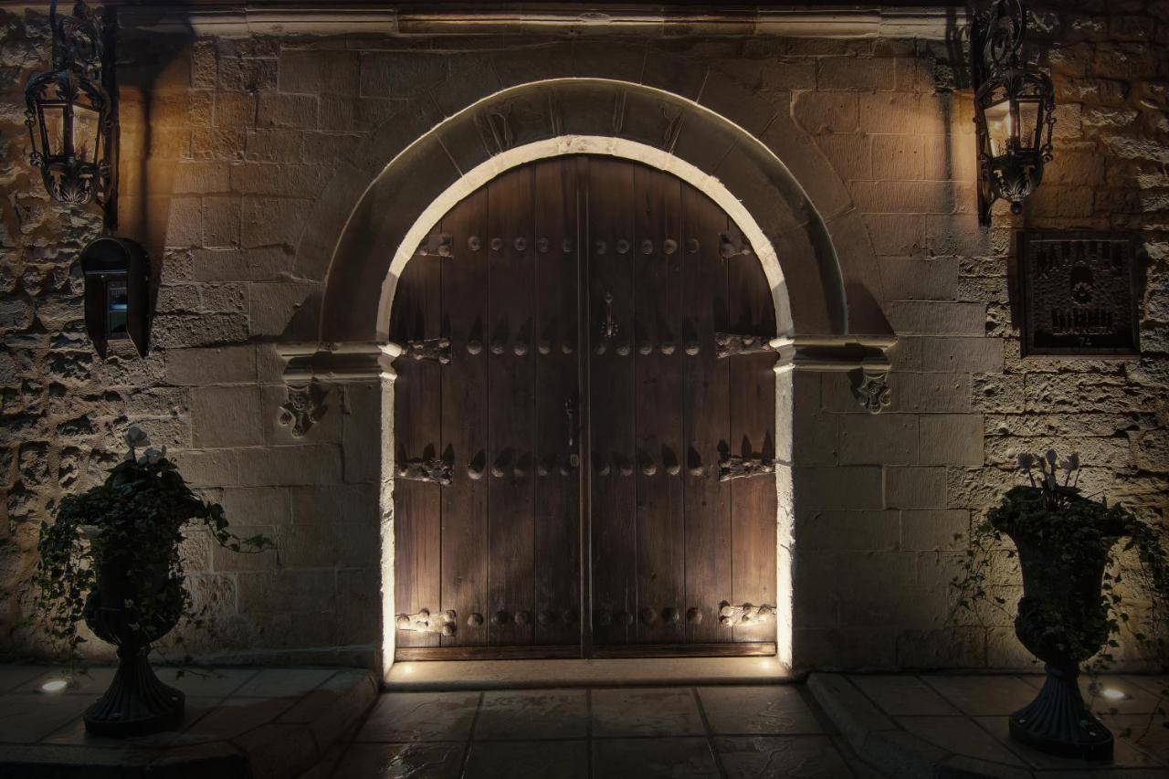 Kamares Historic Boutique Hotel & Spa Ioannina Exterior foto The door of the church