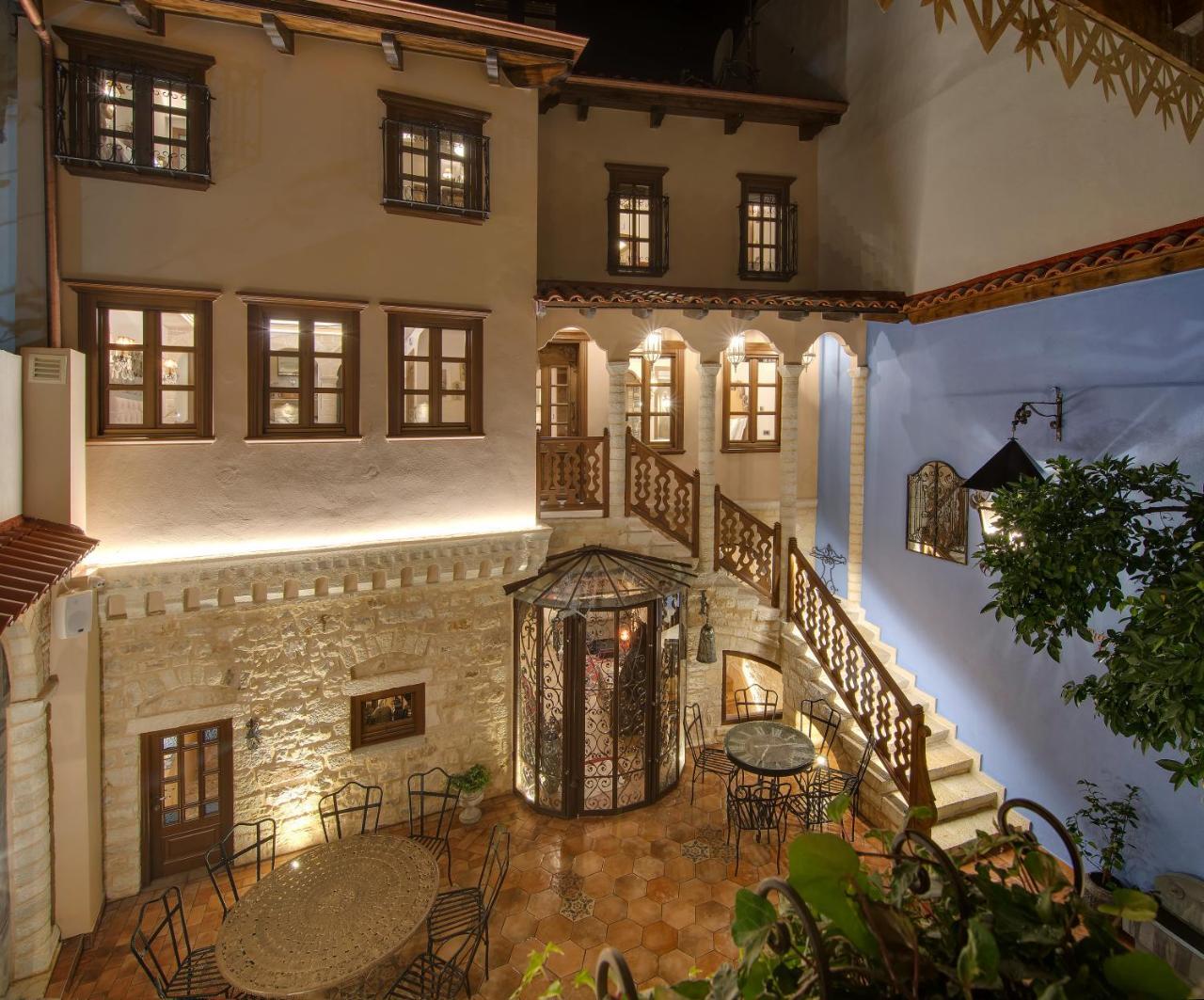 Kamares Historic Boutique Hotel & Spa Ioannina Exterior foto The courtyard of the hotel