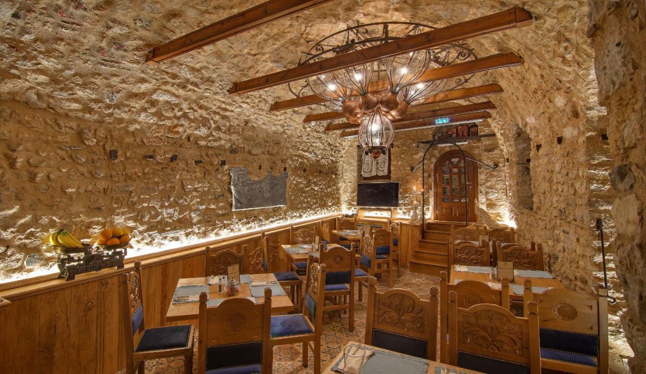 Kamares Historic Boutique Hotel & Spa Ioannina Exterior foto Restaurant in the cave