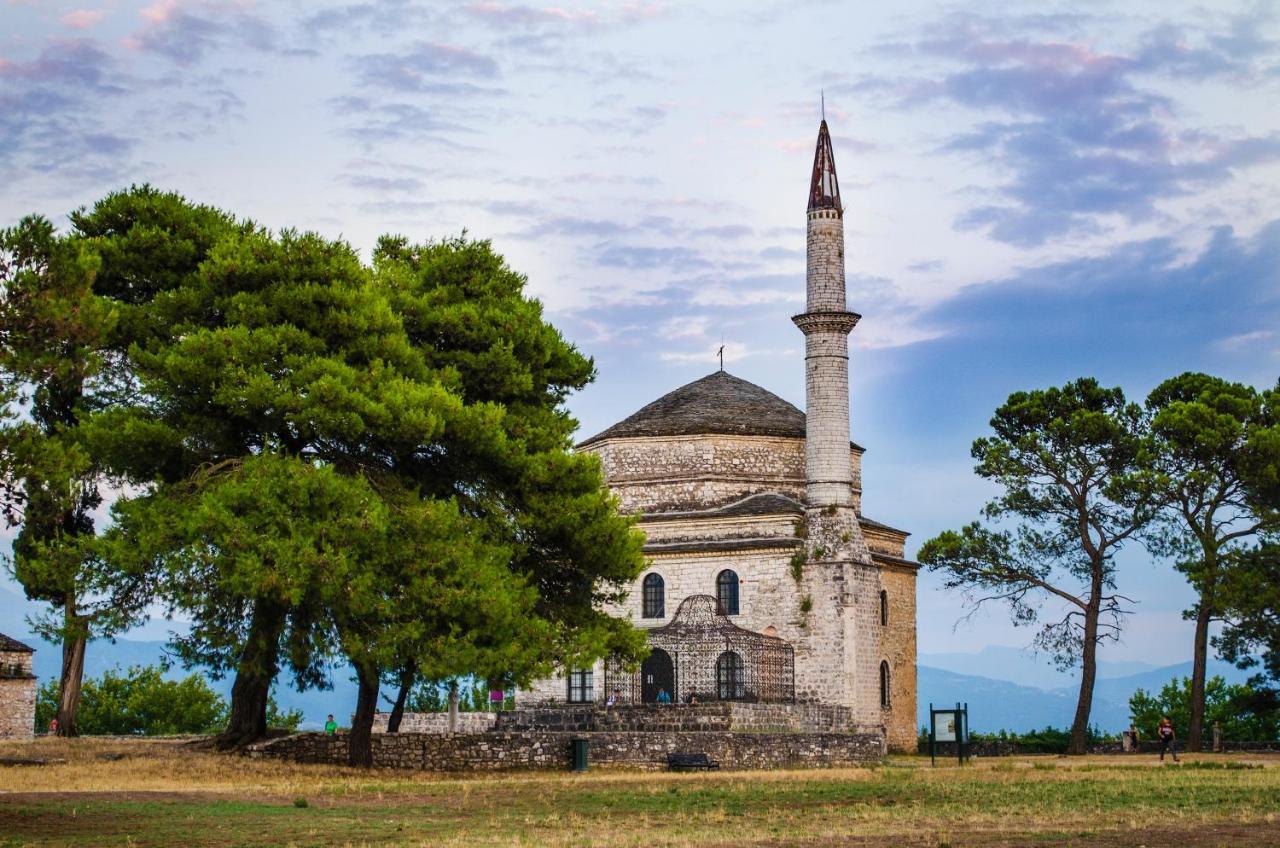 Kamares Historic Boutique Hotel & Spa Ioannina Exterior foto The mosque of the Sultan Bayezid I
