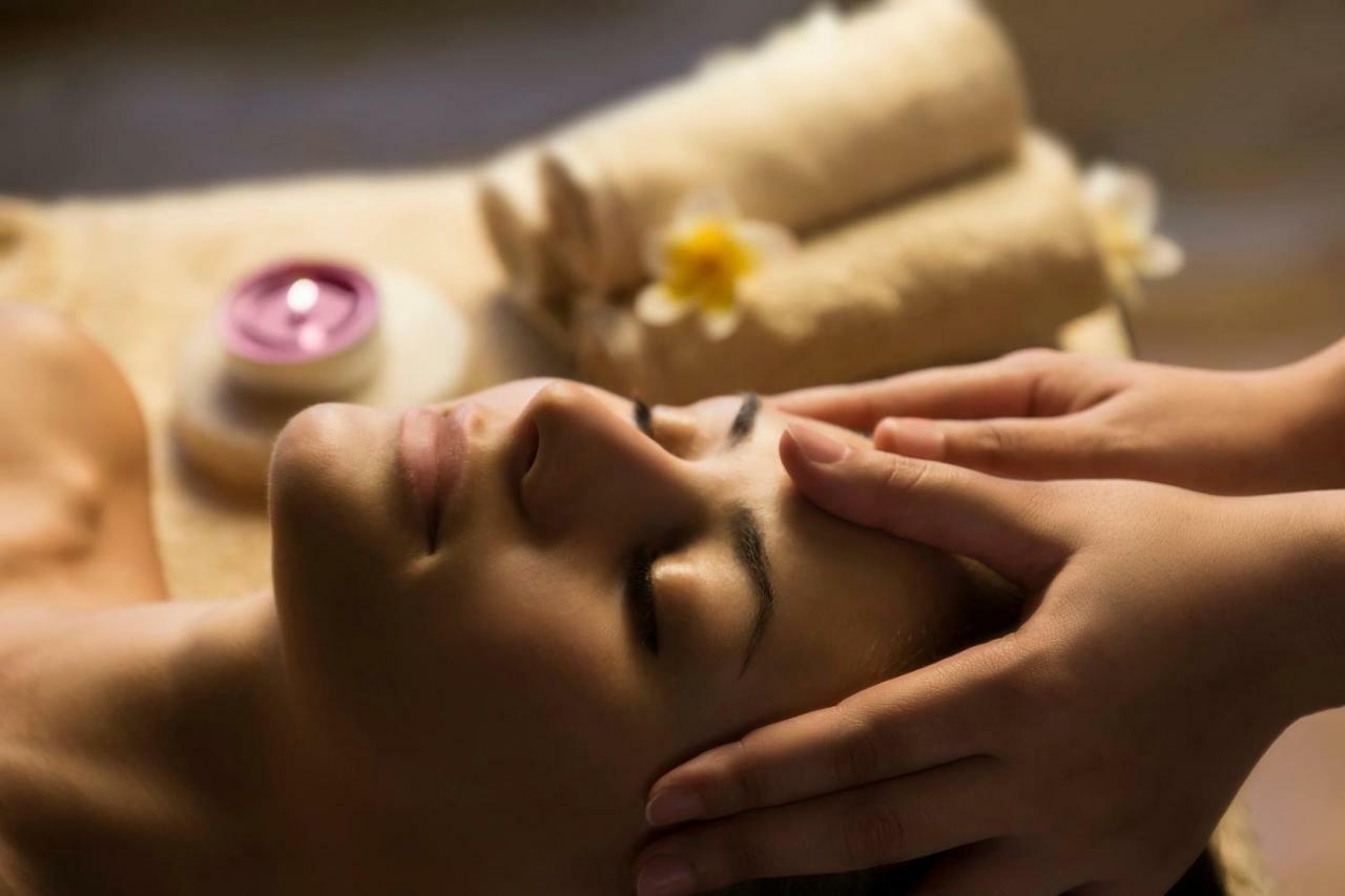 Kamares Historic Boutique Hotel & Spa Ioannina Exterior foto A woman receiving a facial massage