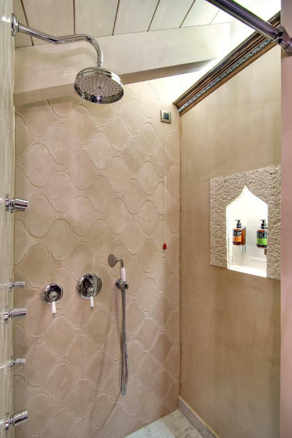 Kamares Historic Boutique Hotel & Spa Ioannina Quarto foto Shower with a niche